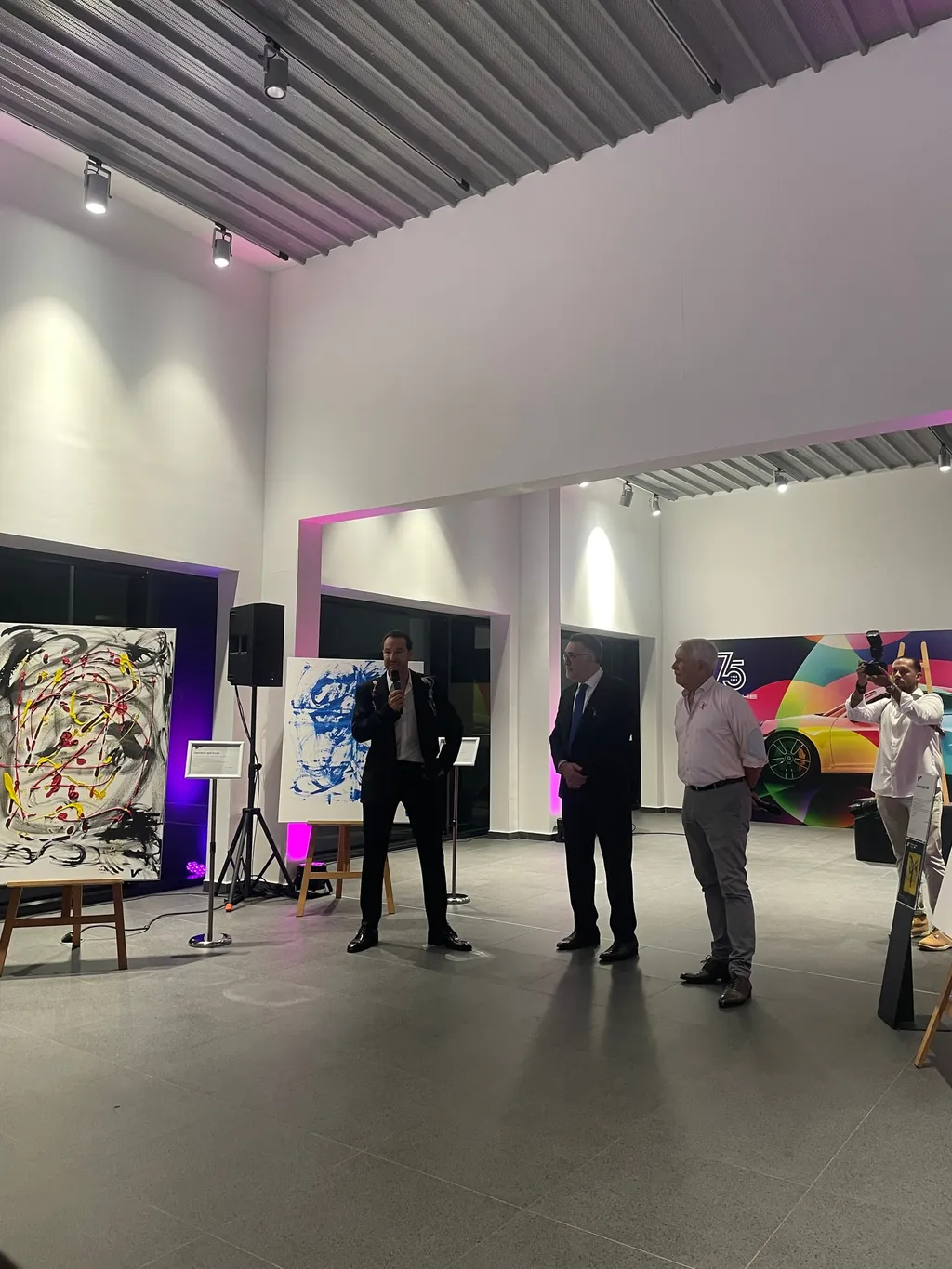 Exposition d'œuvres dans le showroom Porsche